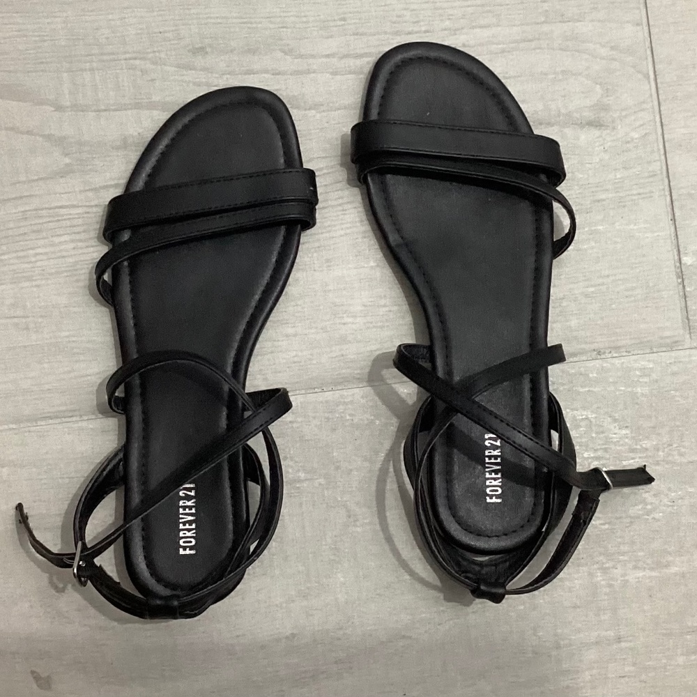 Forever 21 black sandals size 5.5 great condition